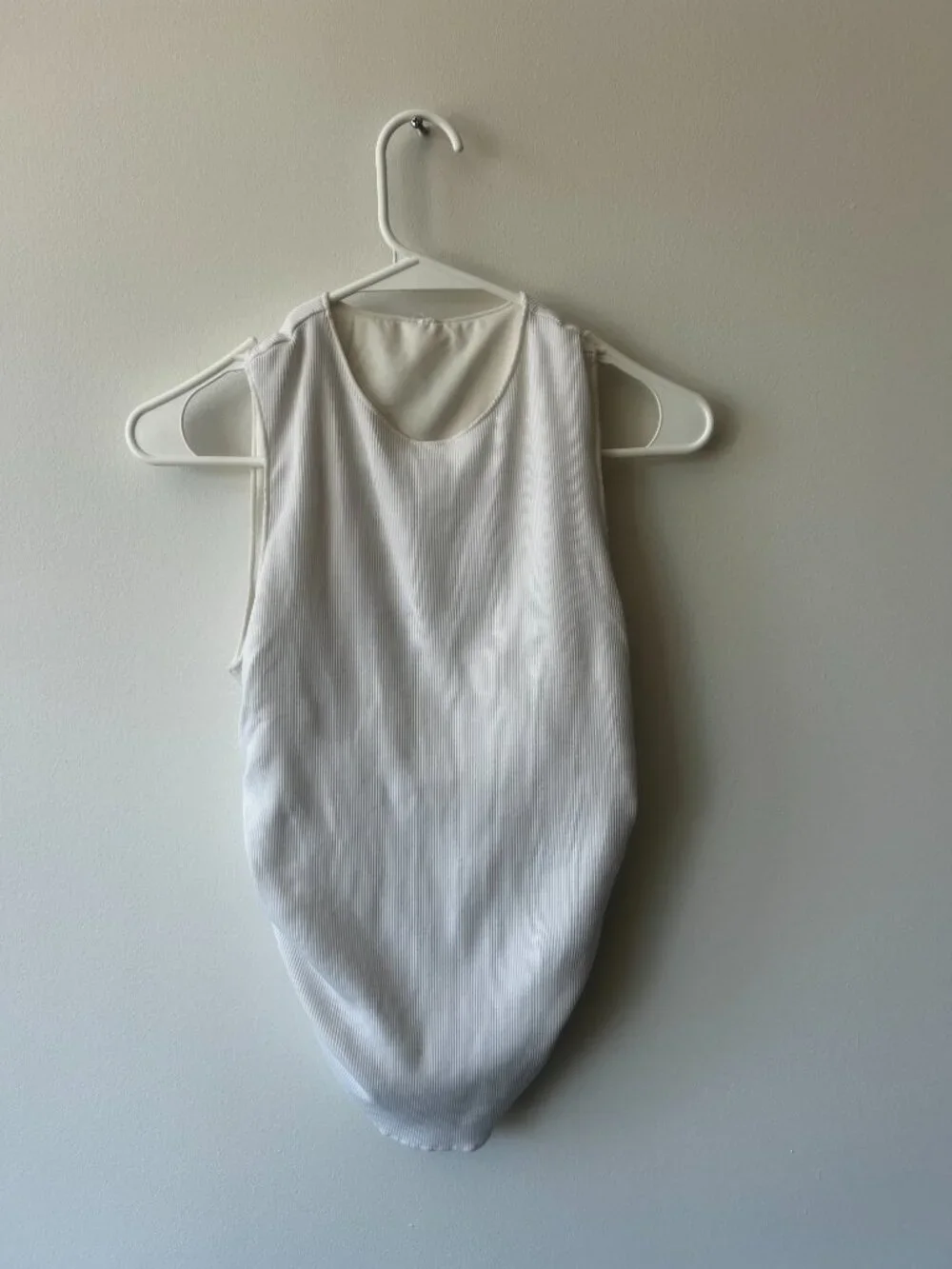 Alo Ribbed En Pointe Tank | Color: Ivory / Size: Small - Excellent condition